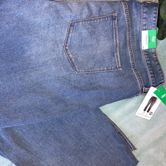 Nwt Women’s hi rise straight leg plus sz 24, distressed - Picture 8 of 9